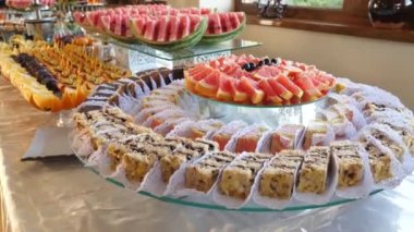 Kek ve meyveli büfe. Açık büfe masa tasarımı.