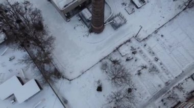 Atmosfere yayılan emisyonlar büyük bir endüstriyel borudan geliyor. Hava kirliliği konsepti. Havadan ateş ediyorlar..