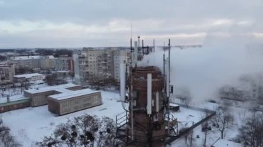Atmosfere yayılan emisyonlar büyük bir endüstriyel borudan geliyor. Hava kirliliği konsepti. Havadan ateş ediyorlar..