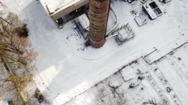 Atmosfere yayılan emisyonlar büyük bir endüstriyel borudan geliyor. Hava kirliliği konsepti. Havadan ateş ediyorlar..