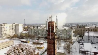Atmosfere yayılan emisyonlar büyük bir endüstriyel borudan geliyor. Hava kirliliği konsepti. Havadan ateş ediyorlar..