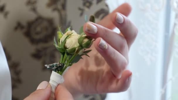 Νύφη Κρατά Ένα Τριαντάφυλλο Λουλούδι Ένα Κούμπωμα Και Αγγίζει Απαλά — Αρχείο Βίντεο