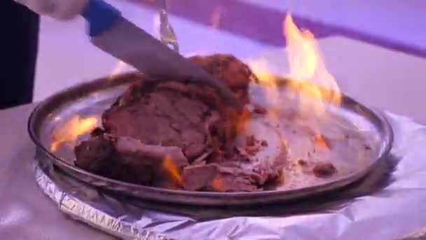 Cozinheiro Corta Grande Pedaço Carne Que Frito Fogo — Vídeo de Stock