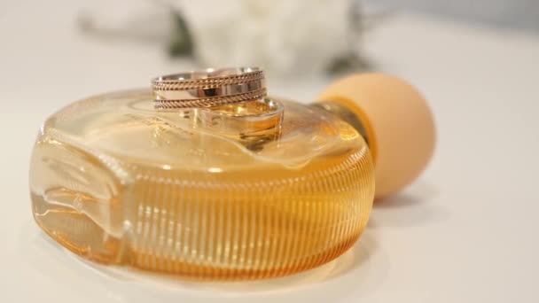 在香水瓶上的婚戒 — 图库视频影像