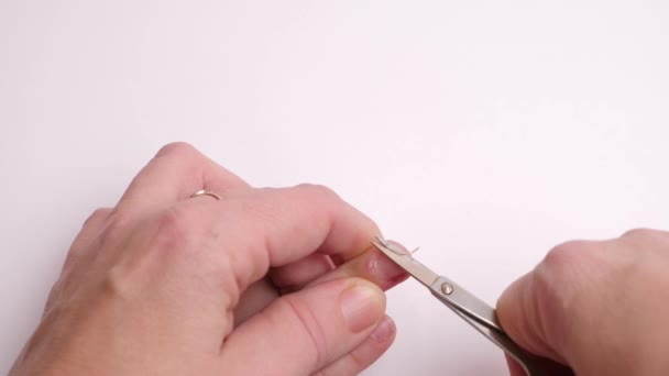 Woman Cuts Her Child Nails Scissors — Stok video