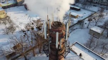 Atmosfere yayılan emisyonlar büyük bir endüstriyel borudan geliyor. Hava kirliliği konsepti. Havadan ateş ediyorlar..