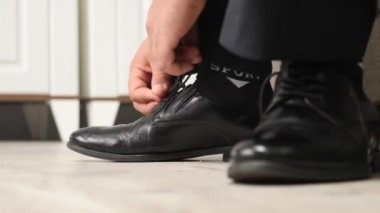 Siyah deri çanta giyen bir adam..