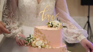 Gelinler bir parça düğün pastasını 