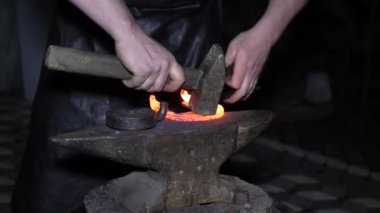 Demirci profesyonel olarak sıcak metalden bir at nalı yapar. Nalbantlık mesleği. Yapı.