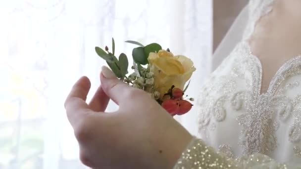 Bruid Houdt Een Bloem Haar Hand Raakt Zachtjes Bloemblaadjes Aan — Stockvideo