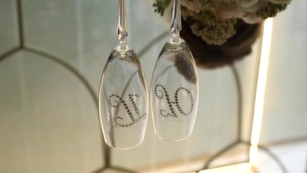 Two Glasses Decorated Stones Reflected Background Bouquet Fresh Flowers — Wideo stockowe