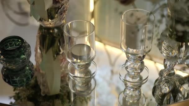 Dekorative Kerzenleuchter Aus Glas Beleuchtet Von Farbigem Restaurantlicht — Stockvideo