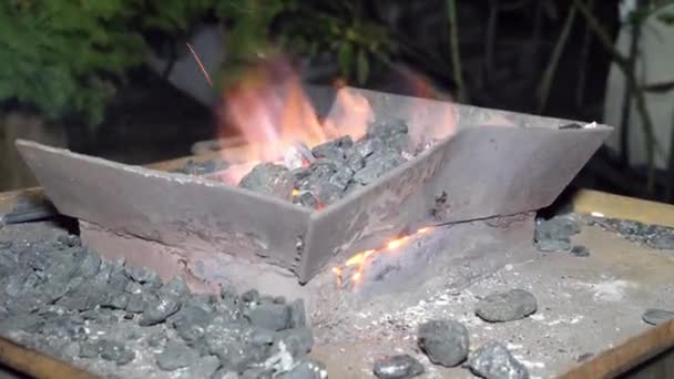 Δοχείο Θερμότητα Και Ζεστά Κάρβουνα Για Σφυρηλάτηση Μετάλλων — Αρχείο Βίντεο