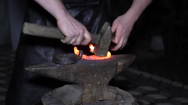 Blacksmith Professionally Makes Horseshoe Horse Hot Metal Profession Blacksmith Craft — ストック動画