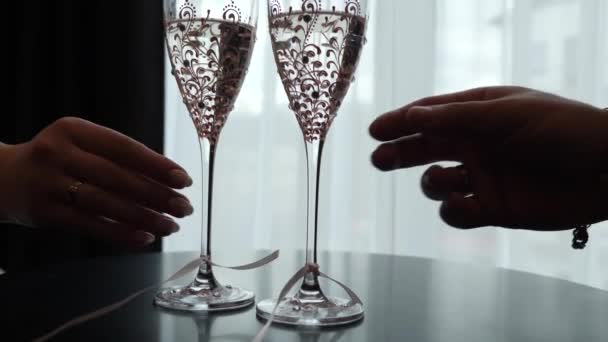 Мужчина Женщина Произносят Тост Бокалами Наполненными Шампанским Белым Игристым Вином — стоковое видео