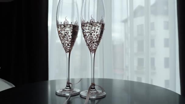 Ein Mann Und Eine Frau Stoßen Mit Gläsern Mit Champagner — Stockvideo