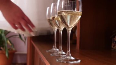 Kızlar sırayla şampanyamızı yudumluyor..