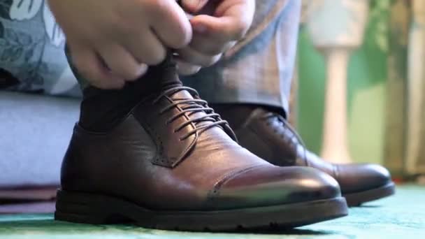 Man Shoes Puts Brown Leather Boots — ストック動画