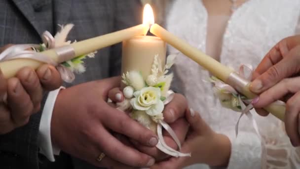 父母用蜡烛点燃新娘的蜡烛 给他们一个象征性的家庭壁炉 — 图库视频影像