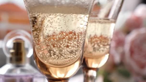 Шампанском Налитом Бокал Пузырьки Поднимаются Поверхность — стоковое видео