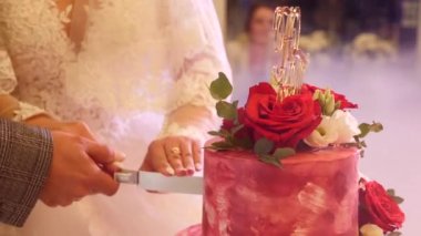 Düğün pastası keserken bir bıçak kırıldı. Düğün için ilginç olaylar.