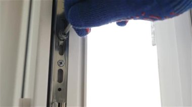 Pencere donanım ayarları. Servis, pencere bakımı. Pencereyi kışa hazırlıyorum. Pencere servis mühendisi.