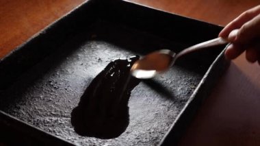 Kol kısmındaki fırında balık pişirmek için tavayı hazırlıyorum. Evde yemek pişirmek..