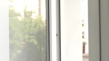 Çocuğun pencereyi açmasını engellemek için pencere kolunu kilitle. Çocuk güvenliği. Ev çocuklar için güvenli..