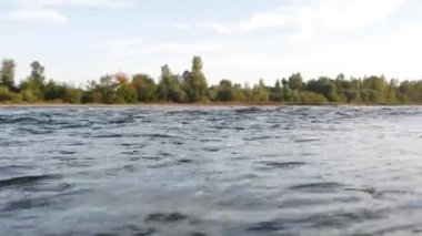 Hızlı akımla şeffaf ve temiz bir dağ nehri. Temiz içme suyu kaynağı.