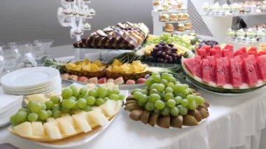 Açık büfe dekorasyonu, meyve masası. Kutlama için açık büfe.