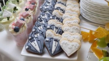 Açık büfe masasının dekorasyonu. Kurabiyeler erkek kıyafeti şeklinde..