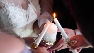 Aileler gelinler için iki mum yakar..