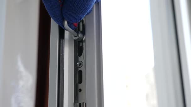 窗口硬件设置 窗户护理 准备过冬的窗户窗口服务工程师 — 图库视频影像