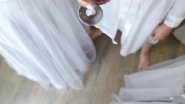 Невеста Друзья Пьют Вино Празднуя Начало Свадьбы — стоковое видео