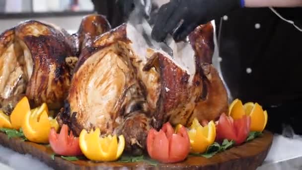 Šéfkuchař Krájí Plátky Ještě Horkého Krocana Originální Krůtí Pokrm Svátky — Stock video