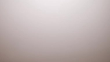 Temiz su damlaları yukarıdan cama düşer..