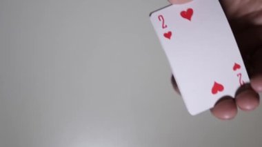 İskambil kağıtlarını karıştıran bir adamın hareketleri. Krupiye poker oyununda bir deste kağıt karıştırıyor..