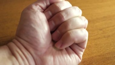 Adam yumruğunu sıktı, o da haçtı. Hıristiyan inancının sembolü..