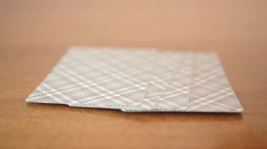 Oyuncunun eli, eli görmek için iskambil kağıtlarını kaldırır. Tahta oyunu konsepti.