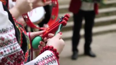 Bayramlık nakışlı kostümler giymiş kadınlar eski el yapımı müzik aletleriyle Ukrayna müziği çalıyorlar..