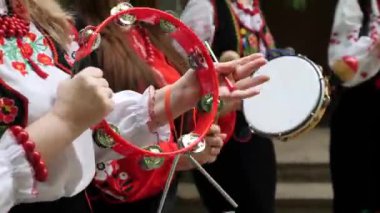 Bayramlık nakışlı kostümler giymiş kadınlar eski el yapımı müzik aletleriyle Ukrayna müziği çalıyorlar..