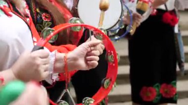 Bayramlık nakışlı kostümler giymiş kadınlar eski el yapımı müzik aletleriyle Ukrayna müziği çalıyorlar..