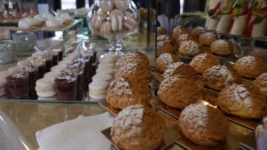 Şenlikli büfe masası. Şekerler, meyveler ve şekerler.