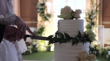 Birkaç gelin bir düğünde düğün pastası kesmiş..