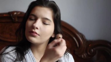 Evde makyaj yapan güzel bir kız.