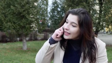 Akıllı telefondan konuşan güzel bir kız. Müdahaleciyi ikna etmeye çalışıyor..