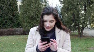 İnternette akıllı telefondan gezinen güzel bir kız heyecanlı ve inanılmaz bir şey gördü..
