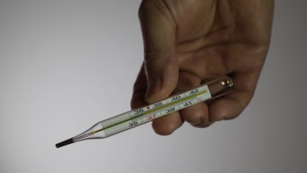 Man Legt Een Thermometer Medicijnen Glazen Tafel Zicht Onder Het — Stockvideo
