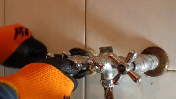 Profession Plumber Plumber Replaces Old Water Tap — ストック動画