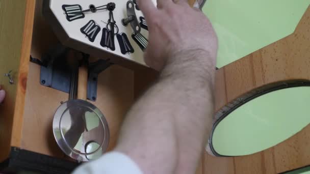 Hombre Inicia Viejo Reloj Mecánico Pared — Vídeo de stock